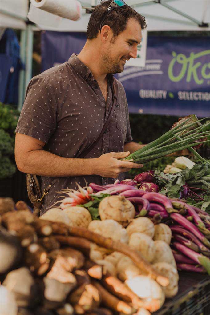 Private chef Kevin Bell shopping at local farm stand, Okoa Farms in Kula, HI.